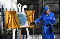 The Queen unveiling a plaque at GCHQ's first home, Watergate House